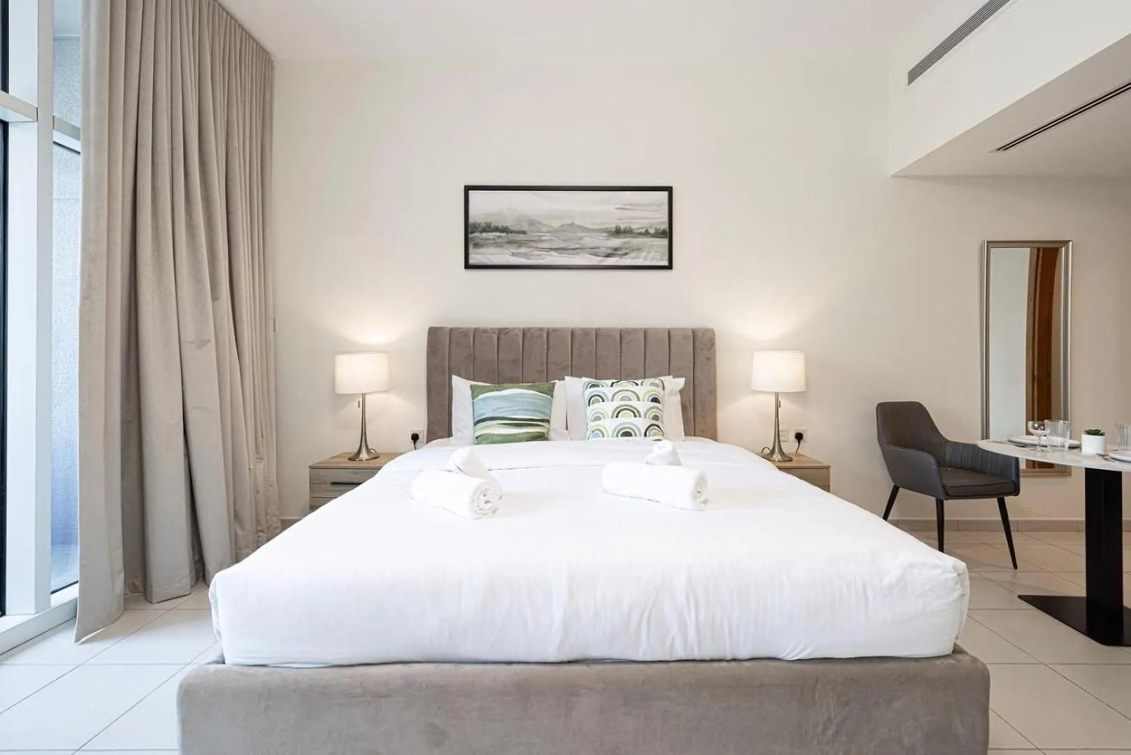 Juliushomes - Studio In Bay Square, Business Bay Dubai 아파트