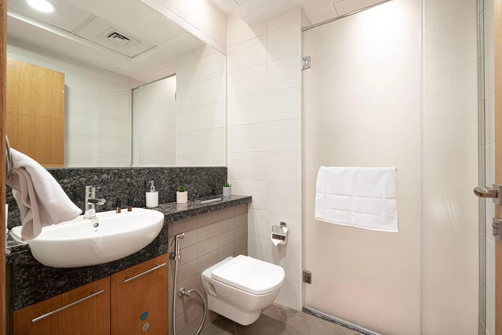 Juliushomes - Studio In Bay Square, Business Bay Dubai Apartment